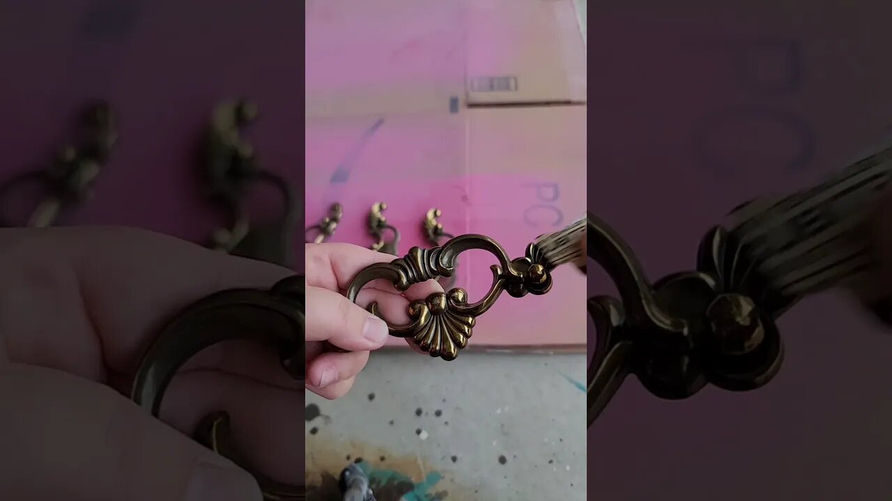 Spray Paint Handles! Quick and cost effective way to update old hardware!