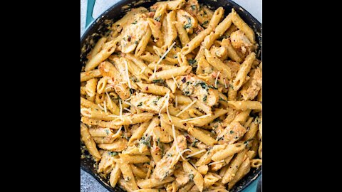 🔥 Creamy Garlic Chicken Pasta 🍝