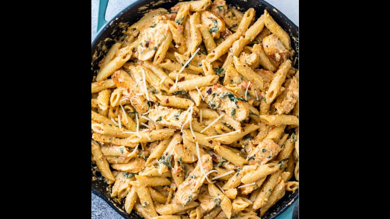 🔥 Creamy Garlic Chicken Pasta 🍝