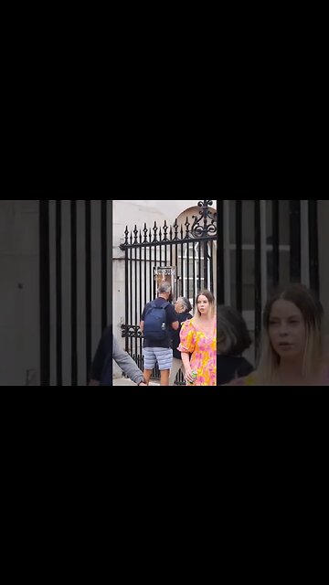 The horse does not move and she is still sared #horseguardsparade