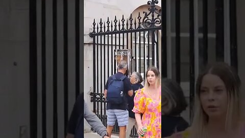 The horse does not move and she is still sared #horseguardsparade