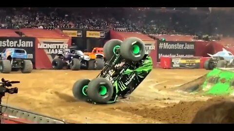 MONSTER JAM = SEE WHAT HAPPENS DURING THE VIDEO = Léo Sócrates