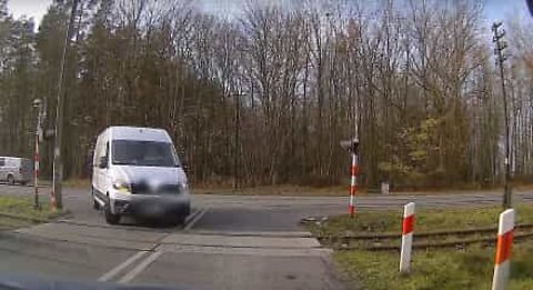 Ce van ignore le stop et se retrouve percuté par un train