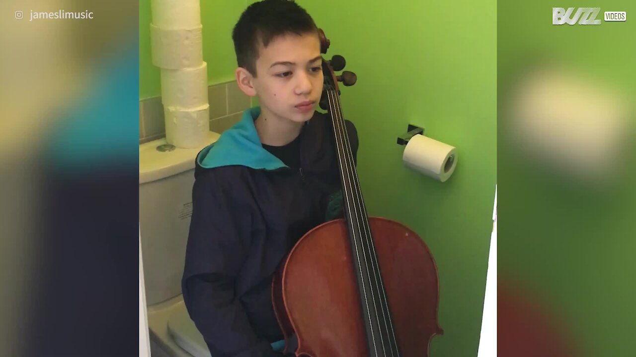 Jovem violoncelista arrasa desafio do papel higiénico