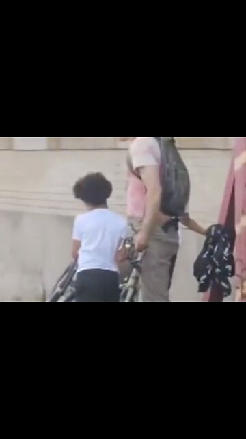 KIDS rob an adult in broad daylight in Chicago