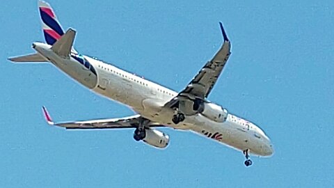 Airbus A320 PR-TYL coming from Brasília and Airbus A320 PR-MYS from Belém do Pará to Fortaleza