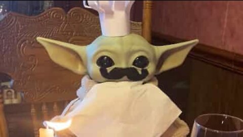 Yoda bebé faz pizza de outra galáxia