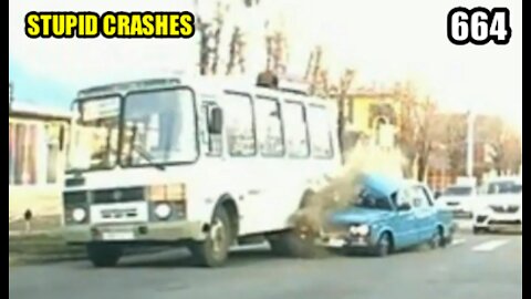 Stupid driving mistakes 664 (December 2021 English subtitles)