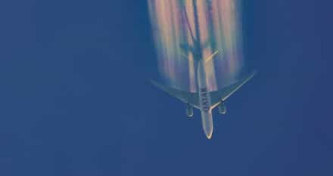 Un avion laisse apparaître un arc-en-ciel sur son passage