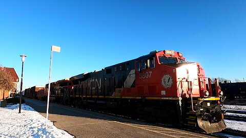 CN 3807 & CN 3154 Engines Manifest Train West In Ontario