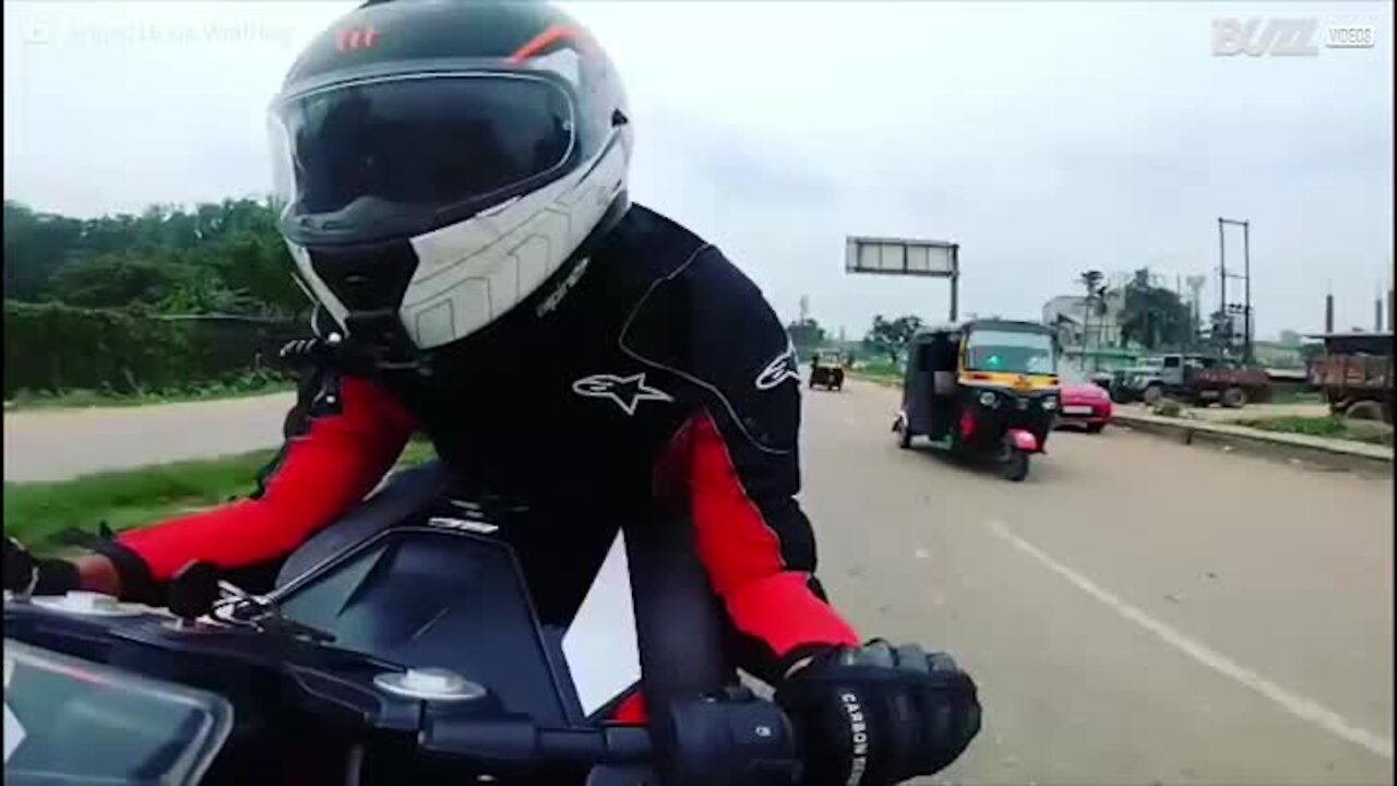 Les réflexes fous de ce motard lui évitent l'accident