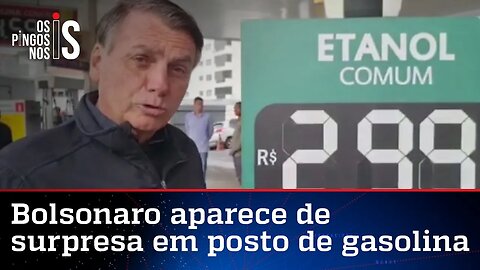 Bolsonaro vai a posto de combustível e denuncia: "PT não queria gasolina mais barata"