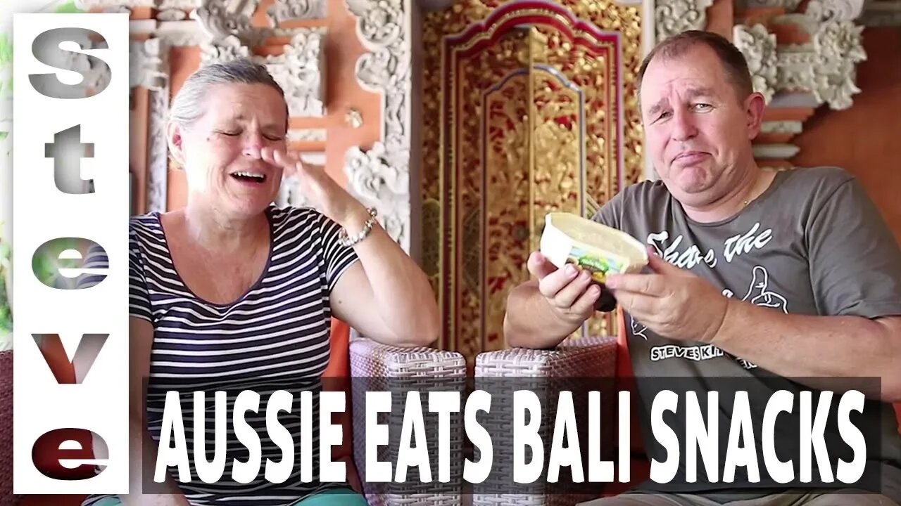 AUSTRALIANS TRY INDONESIAN SNACKS 🇮🇩