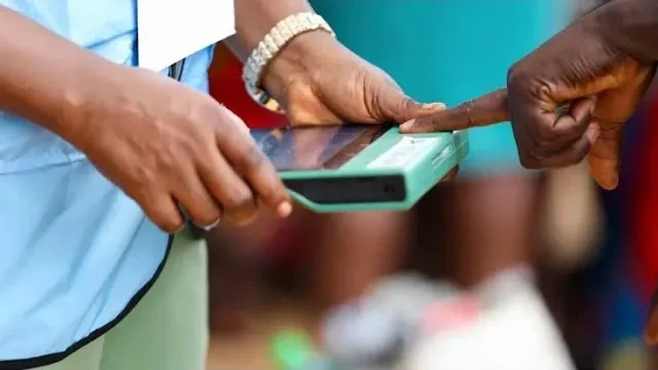 INEC official in Niger State was Caught thumb Printing for Saturday's Gubernatorial Election