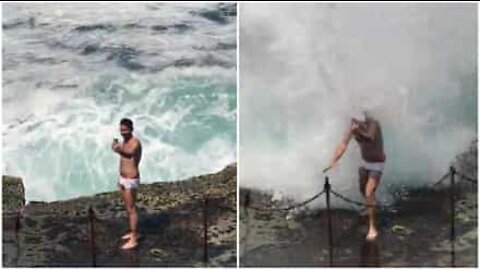 Selfies junto ao mar nunca foram boa ideia