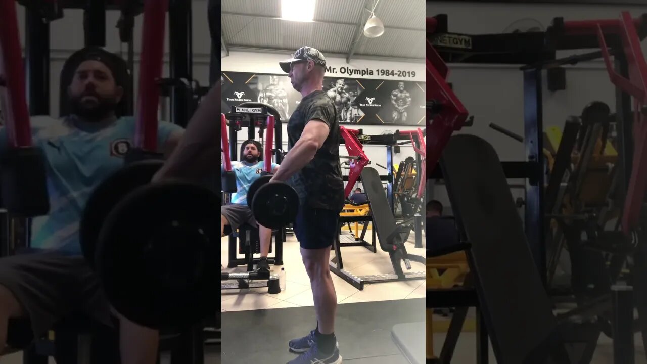 Como posicionar os braços na elevação lateral #shorts
