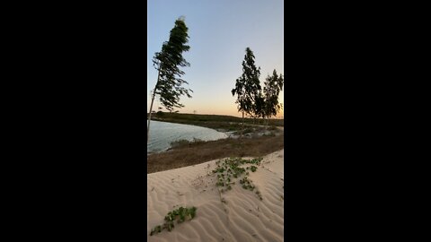 Linda lagoa ao lado de um Loteamento