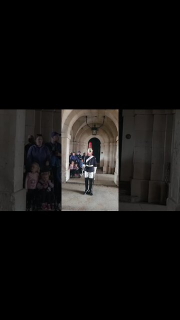 The kings guard stamps foot #horseguardsparade