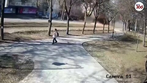 **WARNING** Moment missile strikes in Kyiv city centre as civilians flee