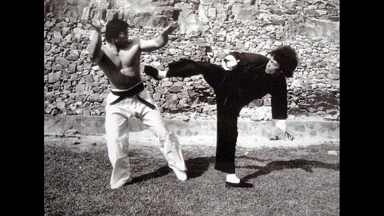 Cross kick Studio Film Bruce Lee Enter the Dragon