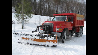 1998 Ford F800 cleaning up 11" of snow after Winter Storm Gail 12/17/2020