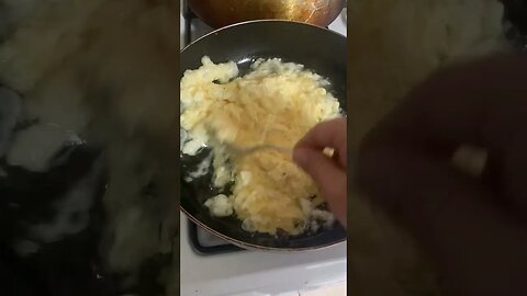 Cooking scrambled eggs eastern european style for the kids