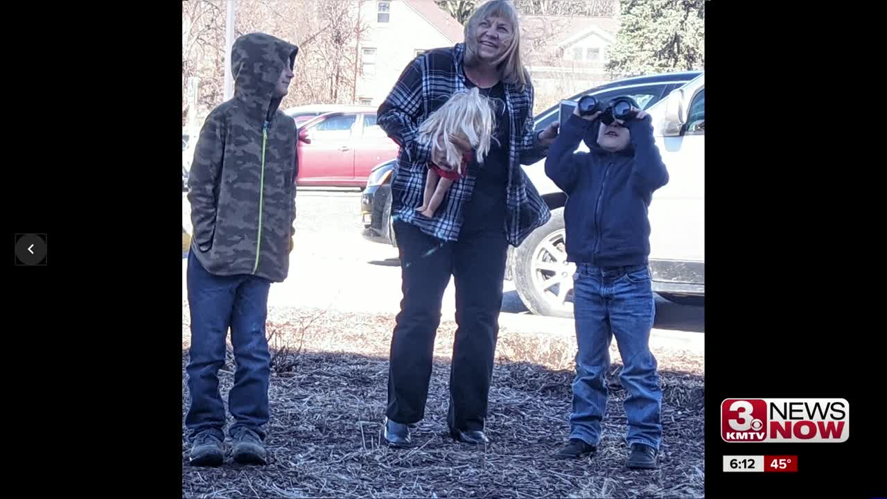 Newborn Council Bluffs baby introduced to family members through binoculars