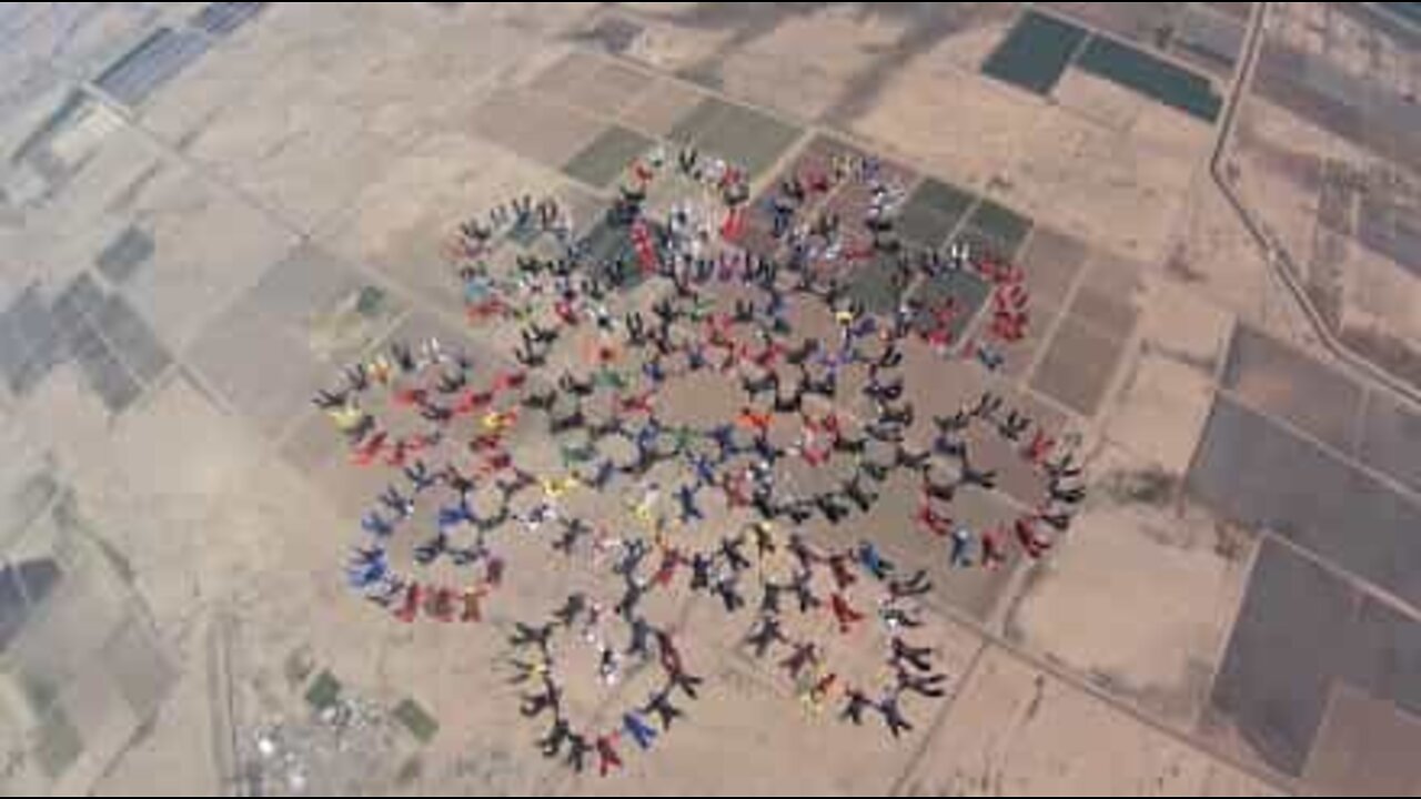 217 skydivers saltam em conjunto e quebram recorde mundial