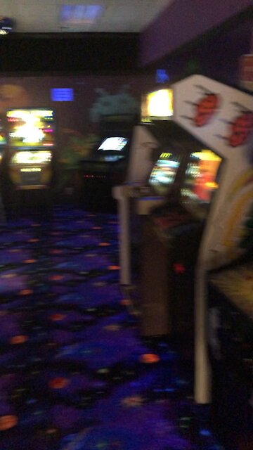 Empty arcades make me happy