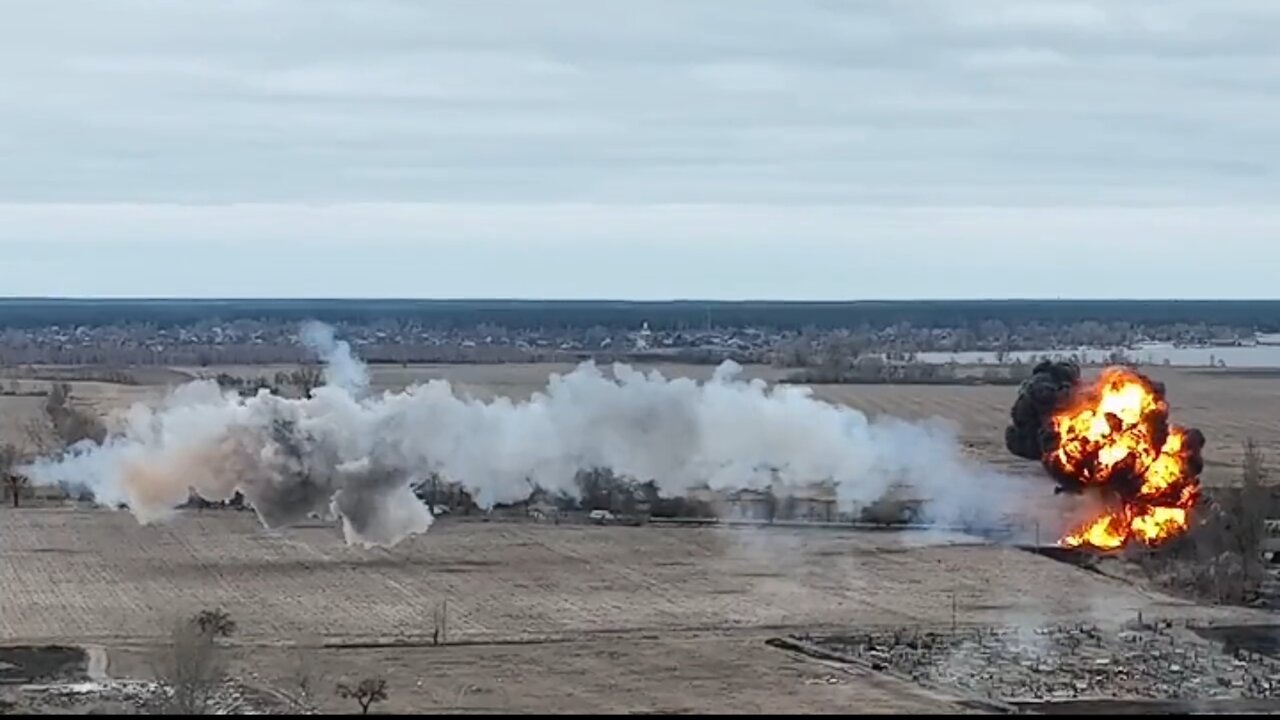 📽️ Russian attack helicopter Mi-35 (or Mi-24) shot down by Ukrainian forces #Ukraine