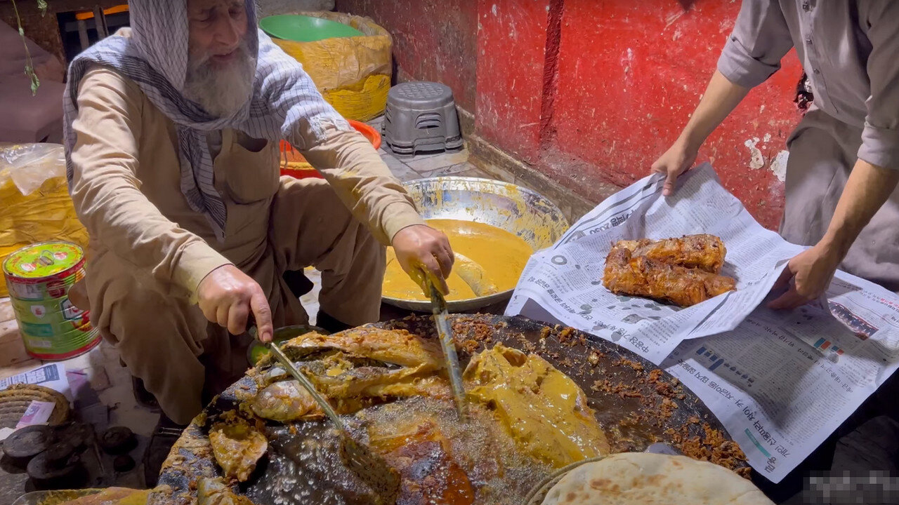 70 Years Old Man Selling Crispy Fried Fish | Tawa Fish Fry Recipe | Pakistani Food | Food Asia