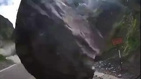 HOLY GUACAMOLE ! VEHICLES DELUGED by MASSIVE BOLDERS in ROCKFALL (PERU)