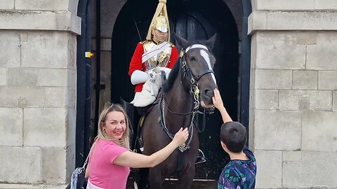 Horse scares tourist guard shouts make way #horseguardsparade