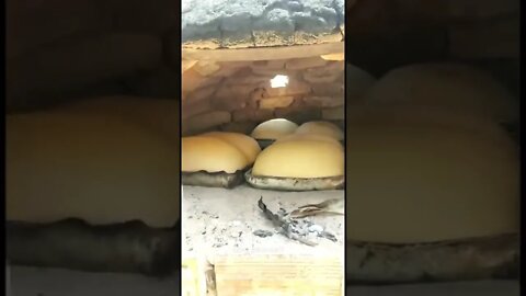 Você Gosta? Pão caseiro assado no forno á lenha.Tijuco Preto, Domingos MartinsVideo: @laura_croline