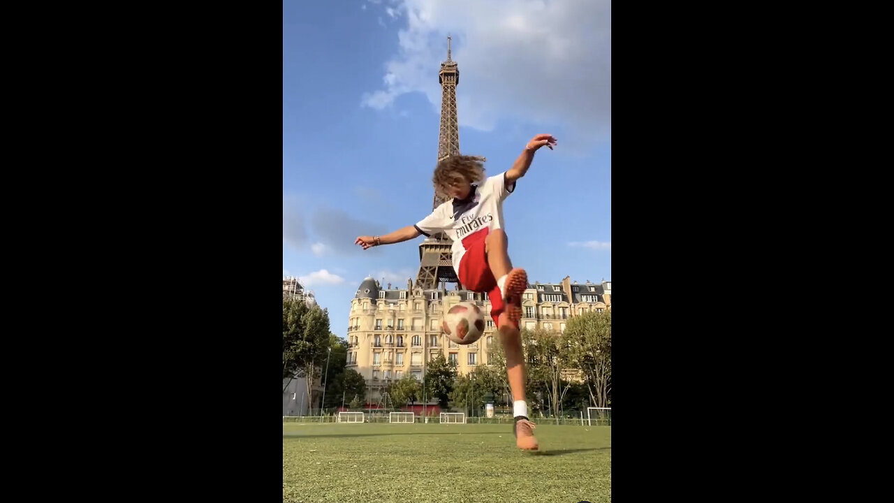 Crazy freestyle skills on the streets of Paris!!!