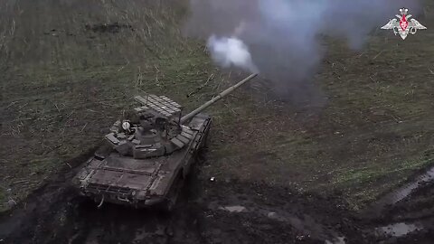 Russian T-72V3 tank with Kontakt-5 fitted bird cage firing on Ukrainian troops