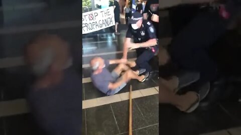 Unjabbed arrested for taking their protest to a "covid passport" only shopping centre.