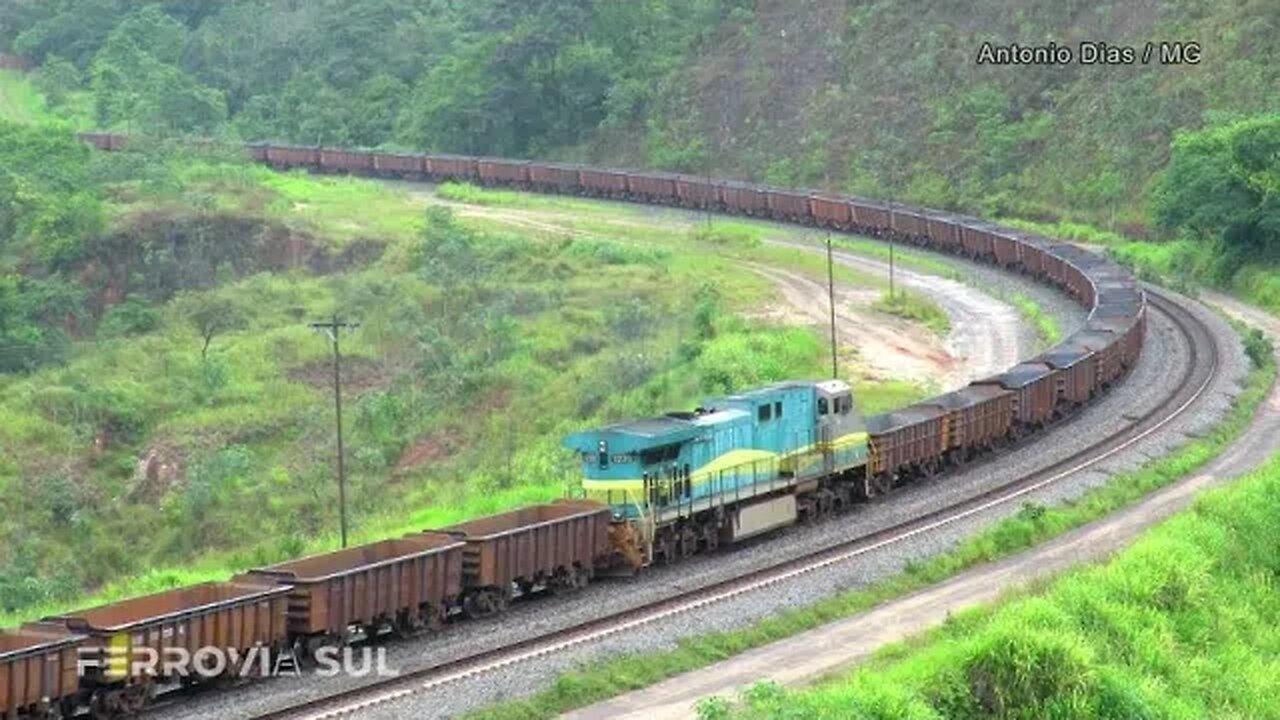 Trem nas curvas da ferrovia Vitória Minas