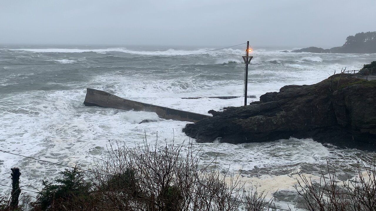 Depoe bay storm 1/2/21