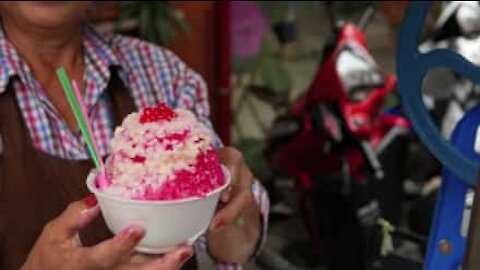 Venditrice ambulante crea gelati dall'aspetto delizioso