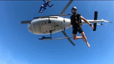 Trois casse-cous sautent en parachute depuis un hélicoptère