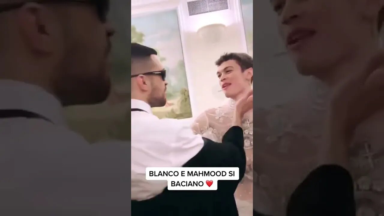 BLANCO E MAHMOOD SI BACIANO 💋