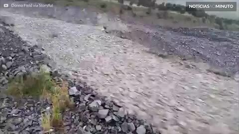 Fortes chuvas na Nova Zelândia criam rio de pedra