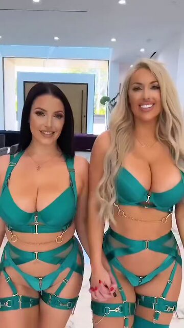 Bikini 👙 beauties boob dance