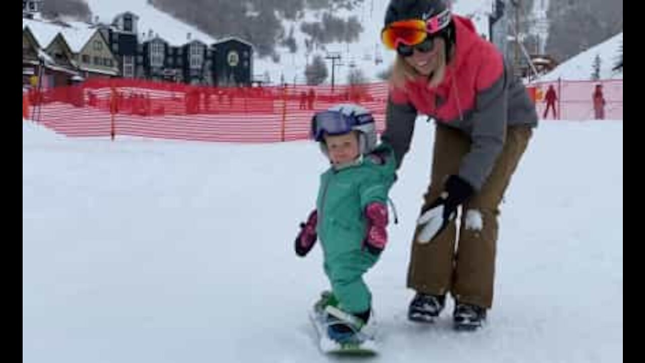 À un an, elle fait du snowboard pour la première fois