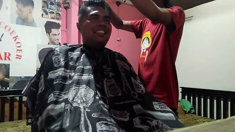 Potong rambut pria dewasa model sisir ke belakang