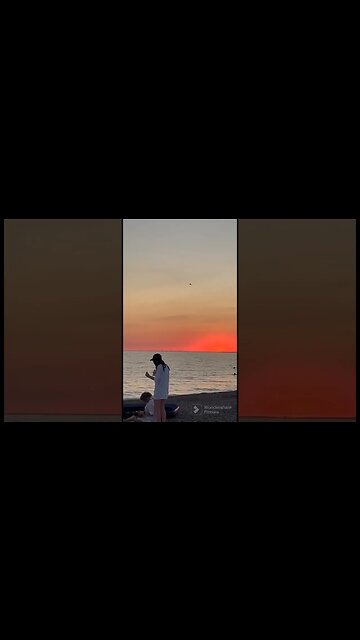 Sukhoi Su-30SM da Aviação da Marinha Russa sobrevoa uma praia na Crimeia.