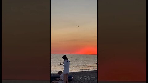Sukhoi Su-30SM da Aviação da Marinha Russa sobrevoa uma praia na Crimeia.