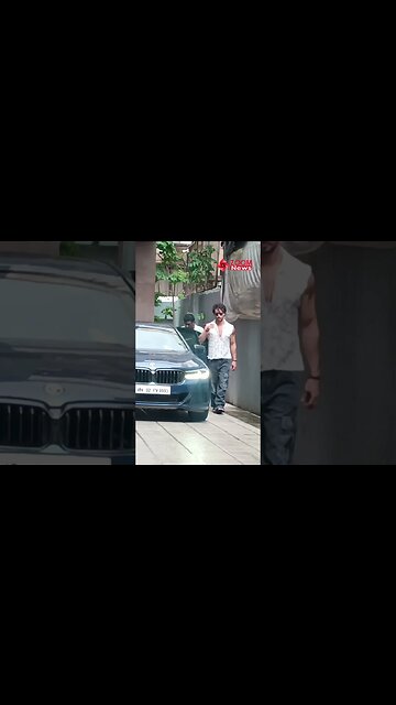 Tiger Shroff WEARS goggles & then POSE for the paps 😎🔥📸 #shorts