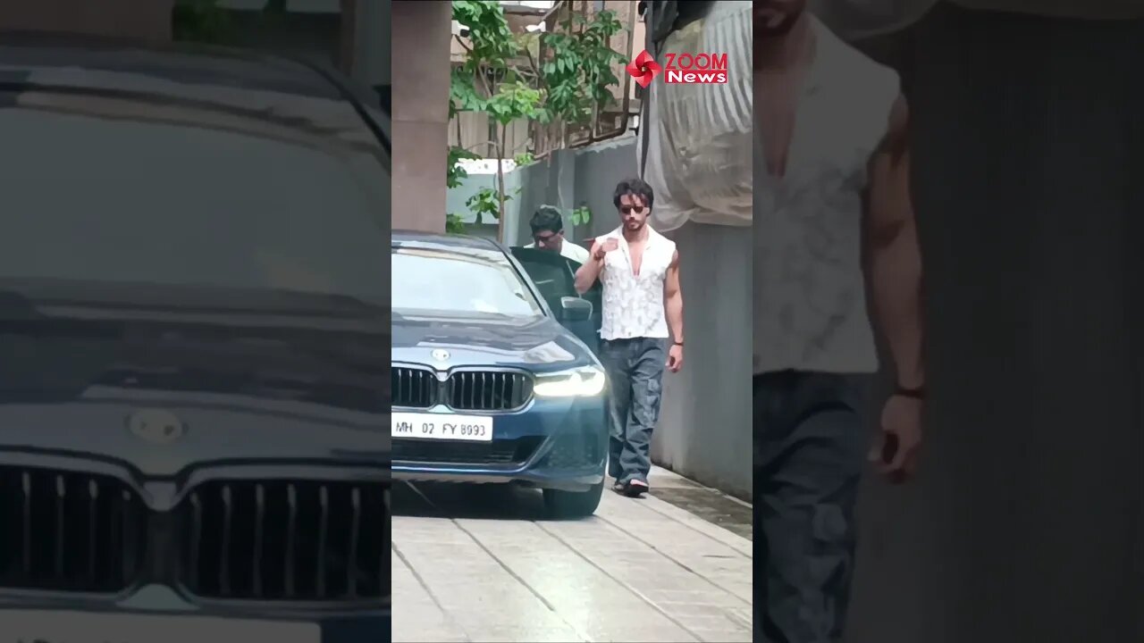 Tiger Shroff WEARS goggles & then POSE for the paps 😎🔥📸 #shorts